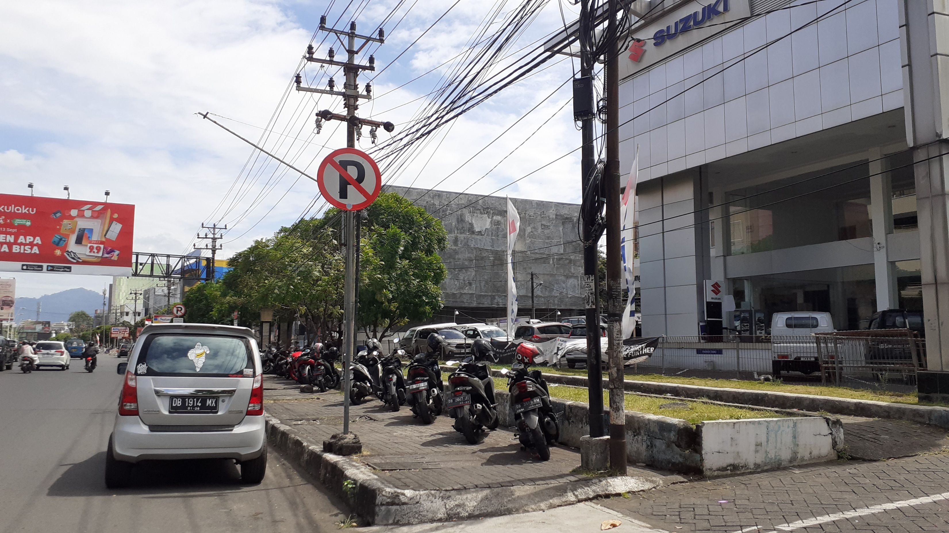 Sejumlah kendaraan roda empat parkir pada jalur kanan jalan Piere Tendean yang terpasang rambu dilarang parkir. (Foto:Mike)
