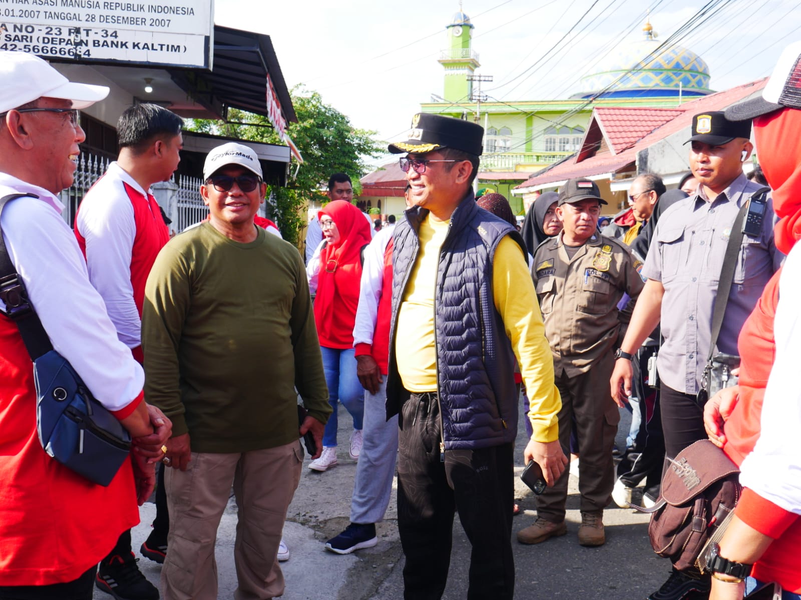 Ikuti Jalan Sehat dan KBM di Mekarsari, Wali Kota Ingatkan Waspada DBD