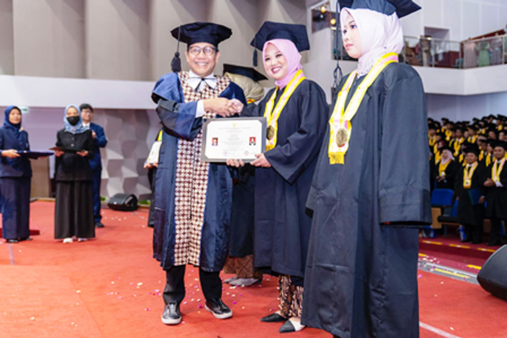 18092023-UNY menteri pdt wisuda mahasiswa rpl bojonegoro.png