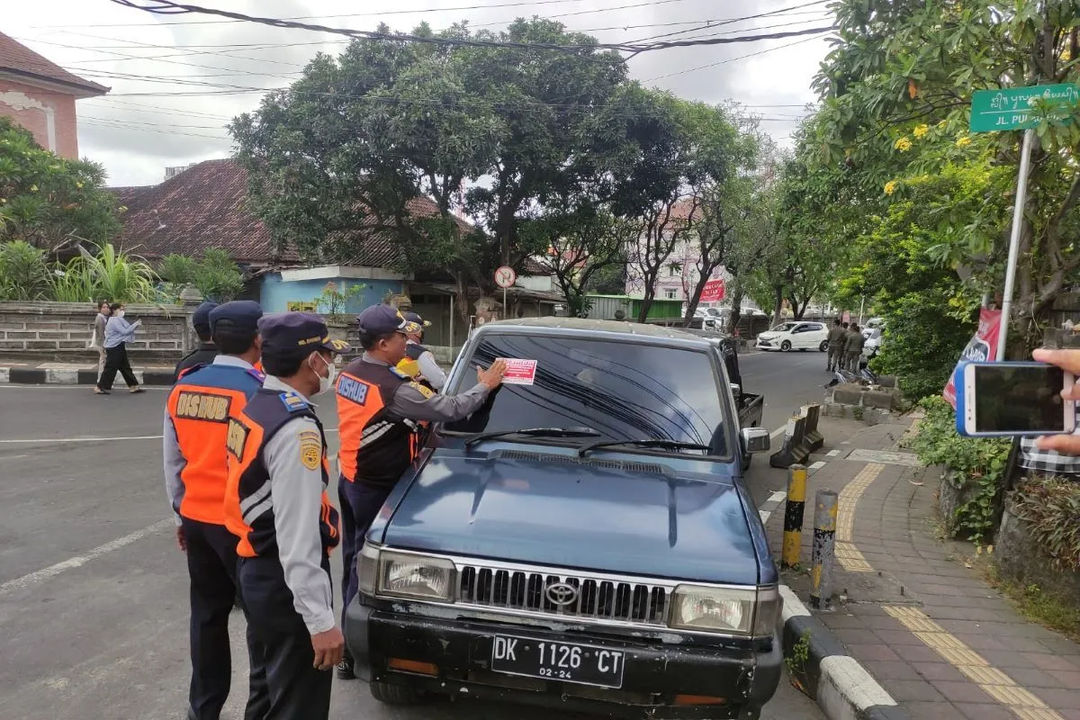 Parkir Sembarangan di Jalan Pulau Nias Bali, Ban Bakal Digemboskan Petugas 