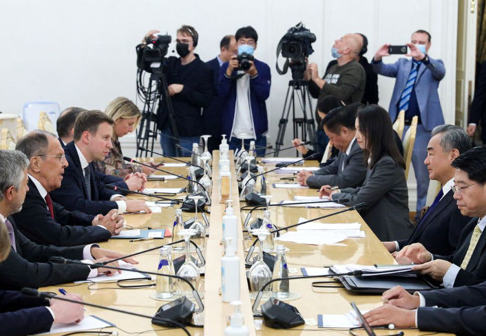 Menteri Luar Negeri Rusia Sergei Lavrov dan Direktur Kantor Komisi Urusan Luar Negeri Pusat China Wang Yi 