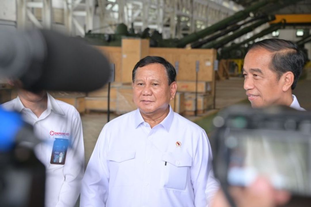 Menteri Pertahanan Prabowo Subianto (tengah) bersama Presiden Joko Widodo kanan saat mengunjungi PT Pindad, Selasa 19 September 2023. (Foto: Kementerian Pertahanan)