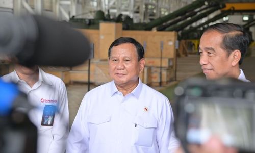 Menteri Pertahanan Prabowo Subianto (tengah) bersama Presiden Joko Widodo kanan saat mengunjungi PT Pindad, Selasa 19 September 2023. (Foto: Kementerian Pertahanan)