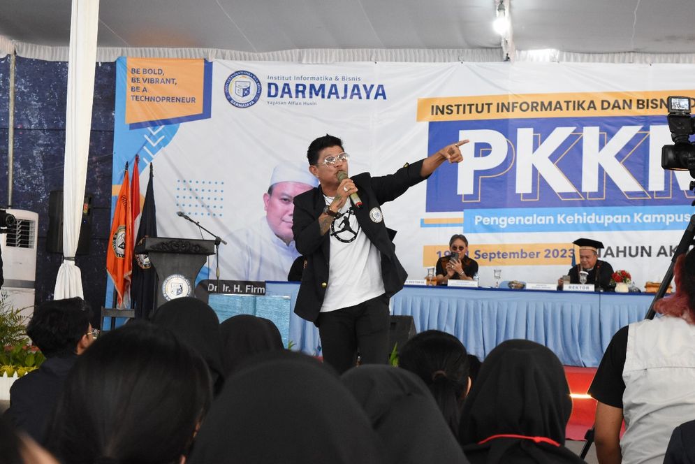 Mahesa Andika Setiawan dan Walikota Bandarlampung Eva Dwiana memberikan motivasi kepada mahasiswa baru Institut IIB Darmajaya