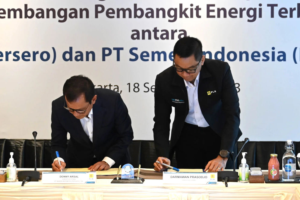 PT PLN (Persero) dan PT Semen Indonesia (Persero) Tbk (SIG) sepakat berkolaborasi mendorong penggunaan listrik berbasis Energi Baru dan Terbarukan (EBT) di area operasi SIG. 