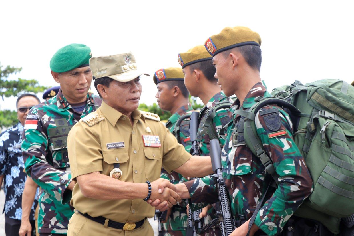 Gubernur Kaltara, Drs H Zainal A Paliwang SH, M.Hum menyalami para pasukan Satgas Pamtas RI-Malaysia, Selasa (19/9).