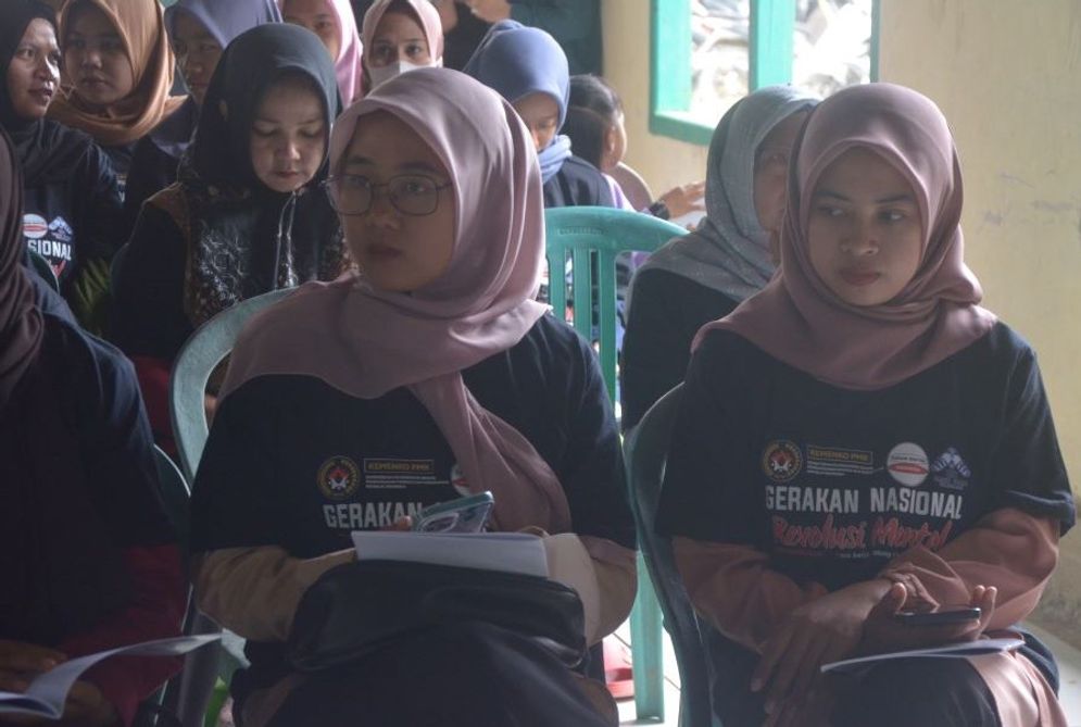 Sejumlah warga Desa Saleh Mulya mengikuti pelatihan literasi digital membahas keamanan digital dengan  mengoptimalkan ponsel pintar