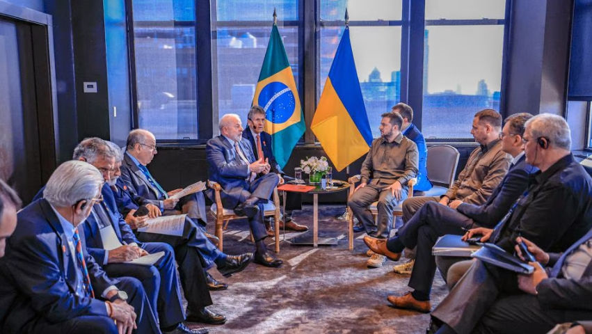 Presiden Brasil Luiz Inacio Lula da Silva dan Presiden Ukraina Volodymyr Zelenskiy