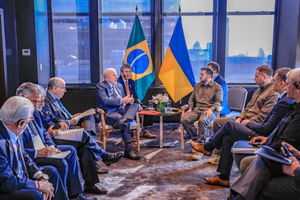 Presiden Brasil Luiz Inacio Lula da Silva dan Presiden Ukraina Volodymyr Zelenskiy