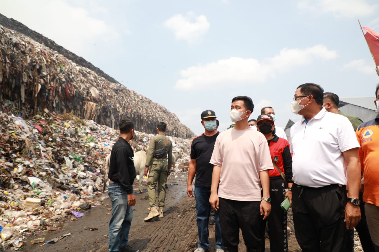 Wali Kota Solo Gibran Rakabuming Raka (kedua dari kanan) dan Pj Gubernur Jawa Tengah Nana Sujana (kanan) mengecek kondisi TPA Putri Cempo yang terbakar beberapa hari lalu.