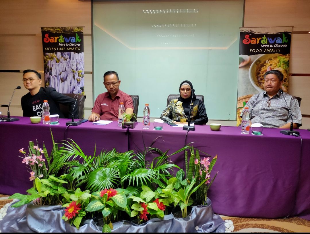 Wakil Kepala Eksekutif, Sarawak Tourism Board Suriya Charles Buas (kiri tengah) saat memberikan keterangan pers kepada awak media (Foto : Ahmad Husaini)