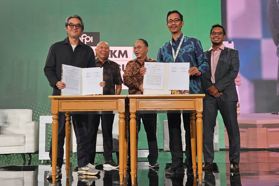 Sekretaris Jenderal AFPI sekaligus CEO Dompet Kilat Sunu Widyatmoko (kanan) dan Presiden Direktur  Smesco Leonard Theosabrata (kiri) disaksikan oleh Menteri Koperasi dan UKM Teten Masduki, Menteri Komunikasi dan Informatika Budi Arie Setiadi, serta Ketua Bidang Humas AFPI Andi Taufan Garuda Putra.melakukan penandatanganan nota kesepahaman atau MoU tentang kolaborasi membangun credit scoring bagi UMKM saat acara AFPI UMKM Digital Summit 2023 di Smesco, Jakarta, Kamis 21 September 2023. Foto : Panji Asmoro/TrenAsia