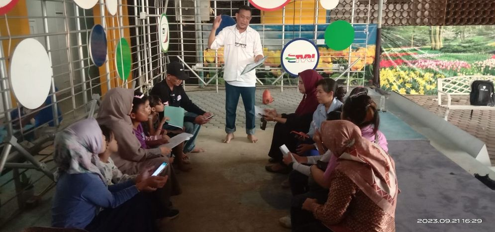 Latihan Reading Naskah - Jelang syuting “Aku Anak Sungsang” (AKAS), Yosep Suterisno, SE, Ketua Fortas Sumsel dan Erwin Janim, Ketua Teater Mahameru, melatih calon aktor dan aktris pendukung di area TVRI Sumsel, Jumat, 22 September 2023 