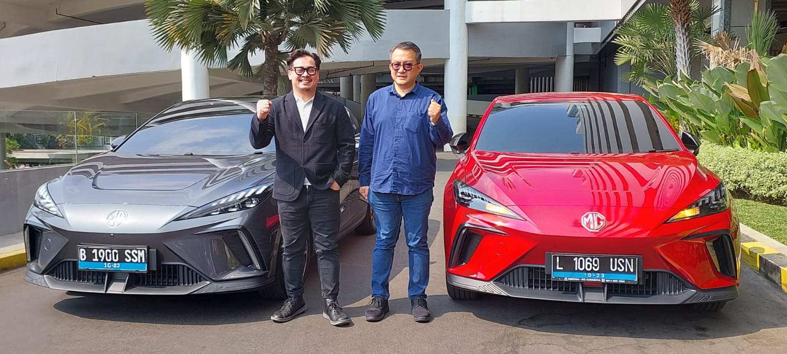 Arief Syarifudin, Marketing & PR Director MG Motor Indonesia;M (kiri) dan Thomas, perwakilan Dealer MG Surabaya.
