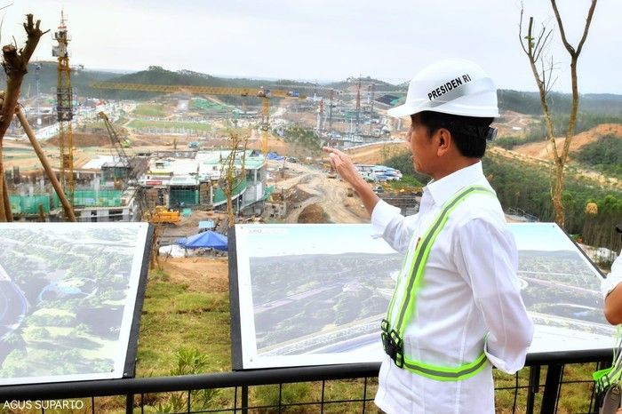 Presiden Joko Widodo meninjau lokasi rencana pembangunan Istana Kepresidenan di IKN Nusantara,  Jumat 22 September 2023.