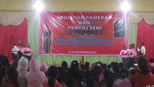SMPN 11 Ruteng Ramaikan Malam Pensi dan Pameran Paroki St. Klaus-Kuwu