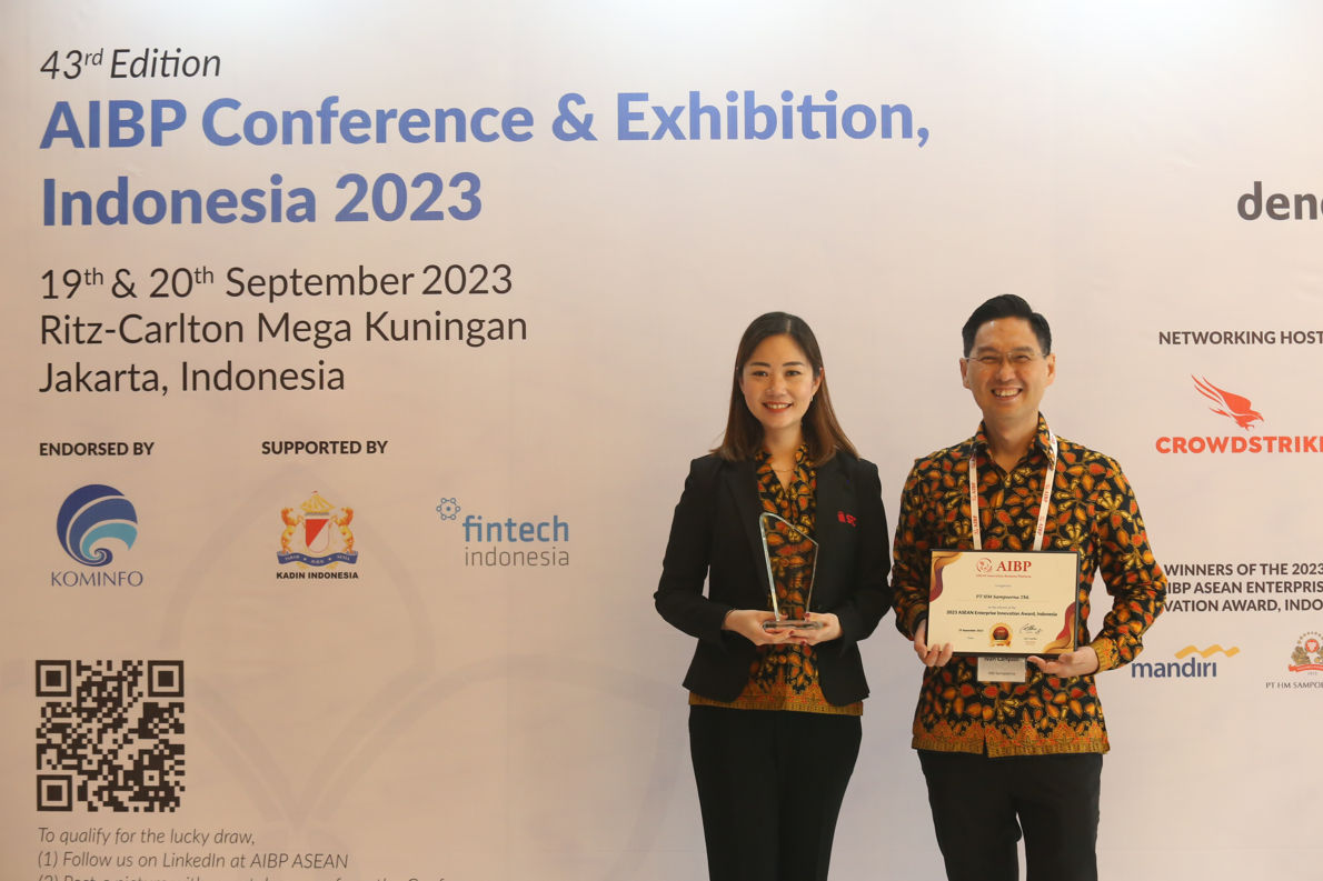 Direktur Penjualan PT HM Sampoerna Tbk. Ivan Cahyadi (kanan) dan Direktur PT SRC Indonesia Sembilan (SRCIS) Rima Tanago (kiri) pada acara AIBP Conference & Exhibition, Indonesia 2023, di Jakarta (20/9). PT HM Sampoerna Tbk. dianugerahi The ASEAN Enterprise Innovation Award 2023 pada ASEAN Innovations Business Platform (AIBP) Conference & Exhibition, Indonesia 2023, atas inovasi dan teknologi dalam program pemberdayaan UMKM yang mencakup penerapan teknologi digital, Sampoerna Retail Community (SRC) di bawah bendera PT SRC Indonesia Sembilan.