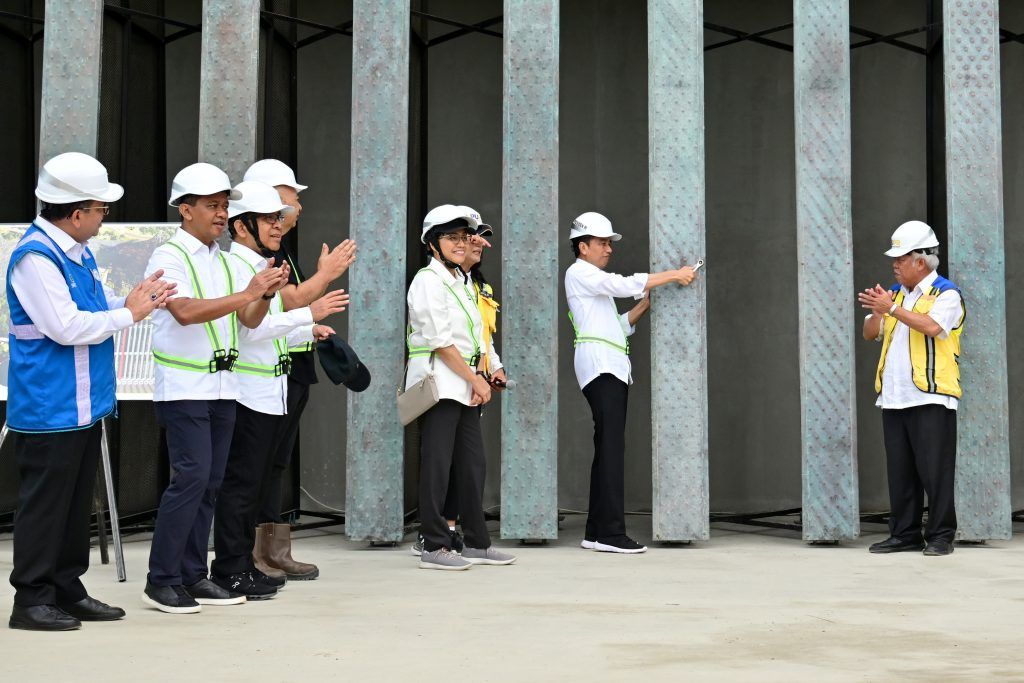 Presiden Jokowi memasang bilah pertama Garuda di Kantor Presiden IKN, Jumat (22/09/2023), di Penajam Paser Utara. (Foto: BPMI Setpres)