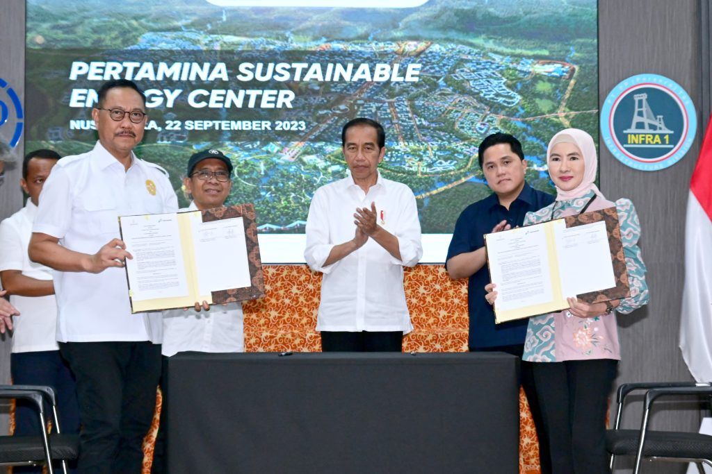 Presiden Jokowi menyaksikan penandatanganan MoU antara Pertamina dan Otorita IKN, di kawasan IKN, Penajam Paser Utara, Kaltim, Jumat (22/09/2023). (Foto: BPMI Setpres)