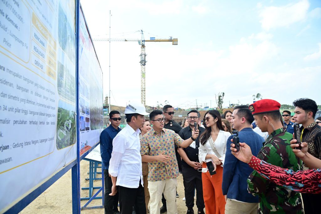 Presiden Jokowi mengajak sejumlah penggiat seni berkeliling kawasan IKN, Penajam Paser Utara, Kaltim, Jumat (22/09/2023). (Foto: BPMI Setpres)