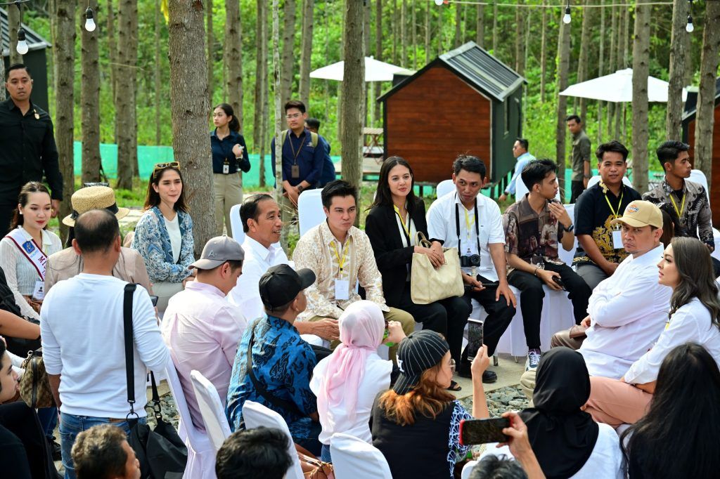 Presiden Jokowi mengajak sejumlah penggiat seni makan durian di kawasan IKN, Penajam Paser Utara, Kaltim, Jumat (22/09/2023). (Foto: BPMI Setpres)