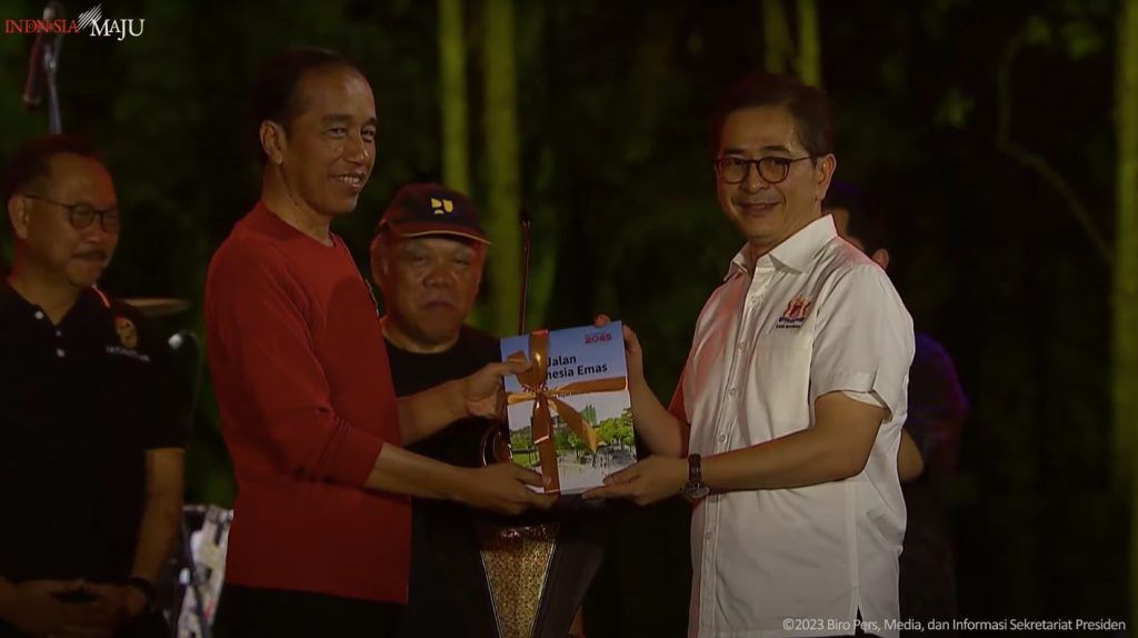 Presiden Jokowi menerima buku Peta Jalan menuju Indonesia Emas 2045 dari Ketua Umum Kadin Indonesia, Arsjad Rasjid, di Ibu Kota Nusantara (IKN), Penajam Paser Utara, Kalimantan Timur, Jumat (22/09/2023). (Foto : Biro Setpres)