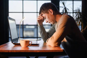 Burnout adalah suatu kondisi di mana Anda mengalami stres kronis, lelah secara fisik, mental, dan emosional.