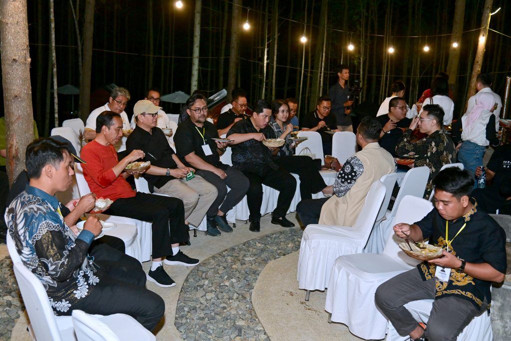 Presiden Jokowi saat makan malam di tengah pepohonan rindang khas IKN pada Jumat (22/09/2023) malam. (Foto: BPMI Setpres/Muchlis Jr)