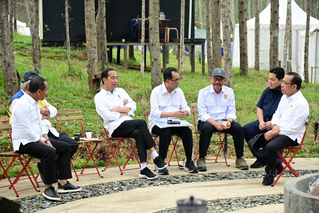 Presiden Jokowi beserta rombongan menikmati pagi di IKN, Kabupaten Penajam Paser Utara, Kalimantan Timur, Sabtu (23/09/2023). (Foto: BPMI Setpres/Muchlis Jr)

