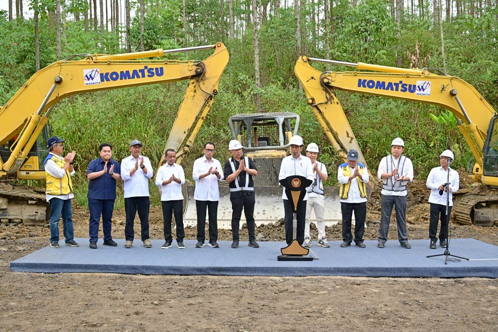 Presiden Jokowi saat melakukan peletakan groundbreaking Hotel Vasanta di kawasan Ibu Kota Nusantara, Kabupaten Penajam Paser Utara, Kalimantan Timur, Sabtu (23/09/2023). (Foto: BPMI Setpres/Muchlis Jr)