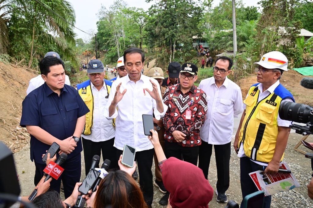 Presiden Jokowi memberikan keterangan pers usai meninjau penanganan IJD di Kabupaten Penajam Paser Utara, Kalimantan Timur, pada Sabtu (23/09/2023). (Foto: BPMI Setpres/Muchlis Jr)