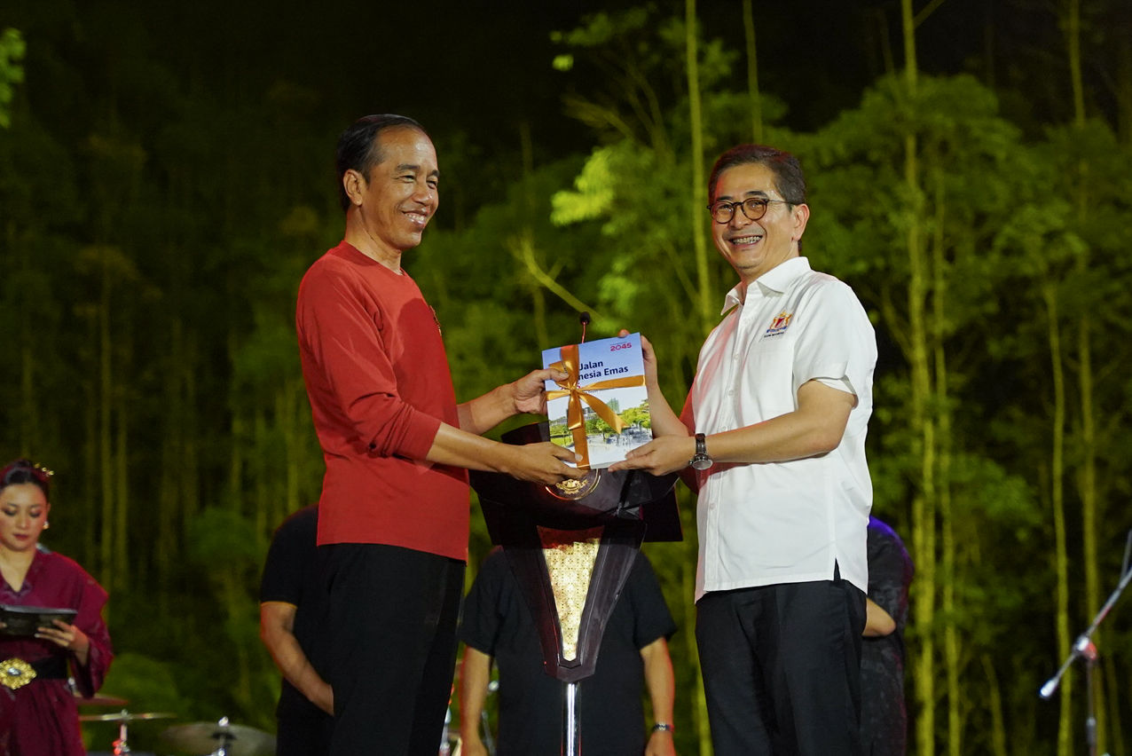 Kadin Indonesia Serahkan Peta Jalan Indonesia Emas 2045 ke Presiden Joko Widodo di IKN