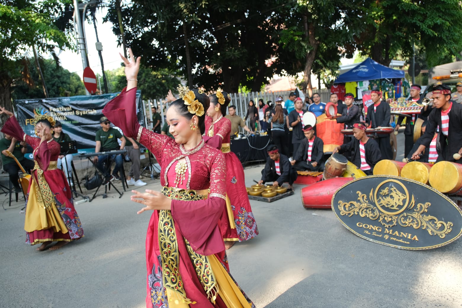 Fesyar on the street dimeriahkan tarian-tarian saat digelar di car free day Taman Bungkul, Minggu (24/9/2023). DUTA/ist