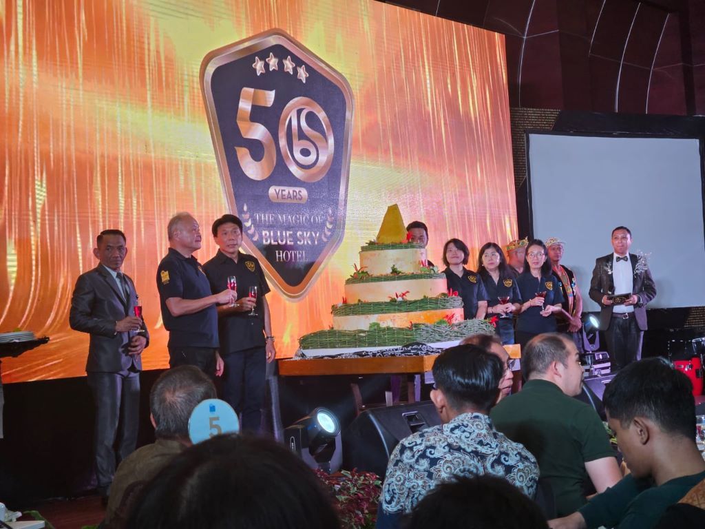 Pmemilik Blue Sky Hotel, Linan Kurniahu dengan latar  foto wajah sang ayah, Linan Eko Putro.