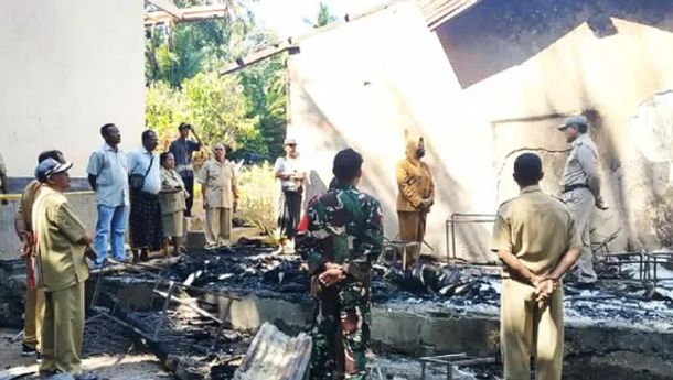 Bupati Nagekeo Johanes Do Bosco Do dan Camat Mauponggo Leonardus Loda Tinjau SDI Wolooka yang Terbakar Kemarin
