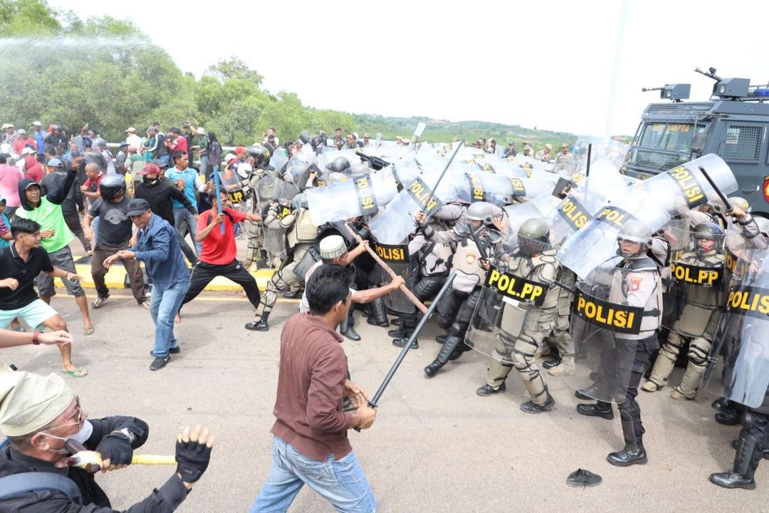 Bentrok warga dan kepolisian terkait rencana PSN di Pulau Rempang, Batam.