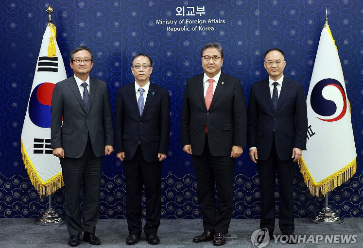 Menteri Luar Negeri Korea Selatan Park Jin, Wakil Menteri Luar Negeri Korea Selatan Chung Byung-won Takehiro Funakoshi, wakil menteri luar negeri senior Jepang Park, dan Nong Rong asisten menteri luar negeri China.