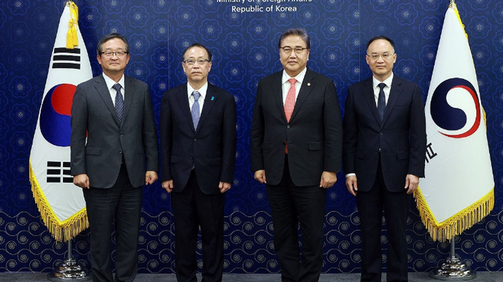 Menteri Luar Negeri Korea Selatan Park Jin, Wakil Menteri Luar Negeri Korea Selatan Chung Byung-won Takehiro Funakoshi, wakil menteri luar negeri senior Jepang Park, dan Nong Rong asisten menteri luar negeri China.