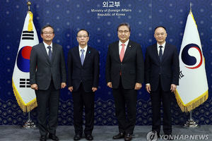 Menteri Luar Negeri Korea Selatan Park Jin, Wakil Menteri Luar Negeri Korea Selatan Chung Byung-won Takehiro Funakoshi, wakil menteri luar negeri senior Jepang Park, dan Nong Rong asisten menteri luar negeri China.