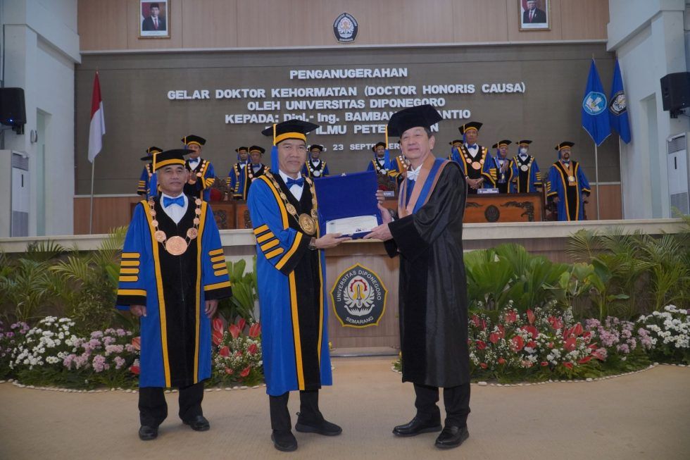 penganugerahan gelar Doctor Honoris Causa bidang Ilmu Peternakan kepada Dipl.-Ing. Bambang Sutantio pendiri sekaligus Presiden Komisaris Cimory Group