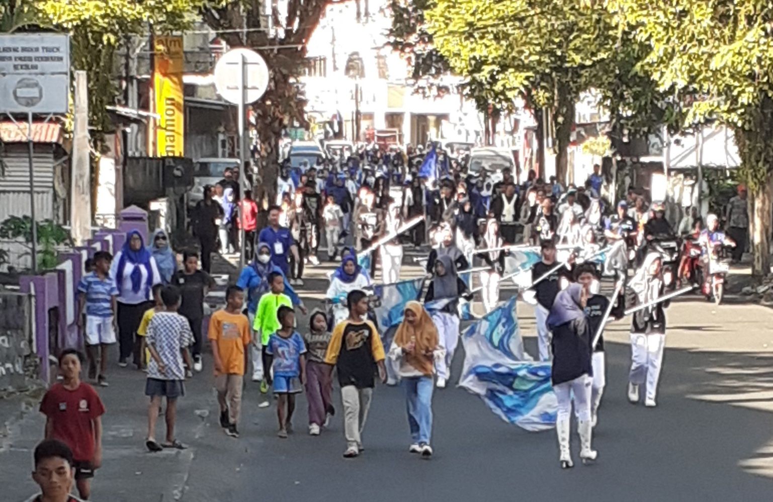 Ribuan kader dan simpatisan PAN memadati jalan dalam kegiatan jalan sehat. (Foto:Mike)