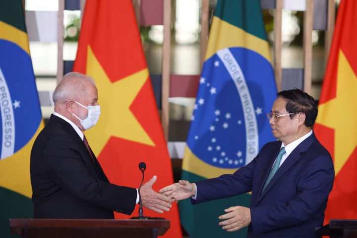 Presiden Brasil Luiz Inacio Lula da Silva dan Perdana Menteri Vietnam Pham Minh Chinh