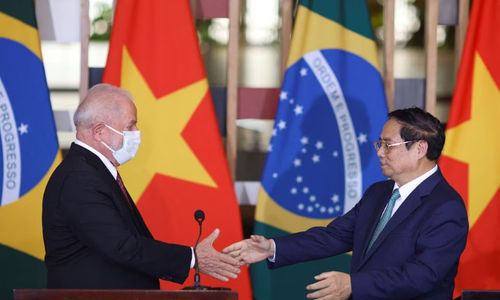 Presiden Brasil Luiz Inacio Lula da Silva dan Perdana Menteri Vietnam Pham Minh Chinh