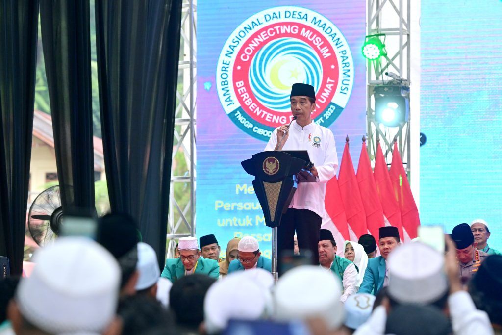 Presiden Jokowi membuka Jambore Nasional Dai Desa Madani Parmusi, Selasa (26/09/2023), di TNGGP, Jabar. (Foto: BPMI Setpres)