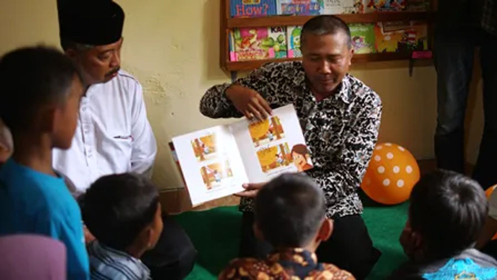 Menumbuhkan minat baca pada anak harus dimulai dengan kebiasaan membaca dengan keras, nyaring atau lantang oleh orang tua.