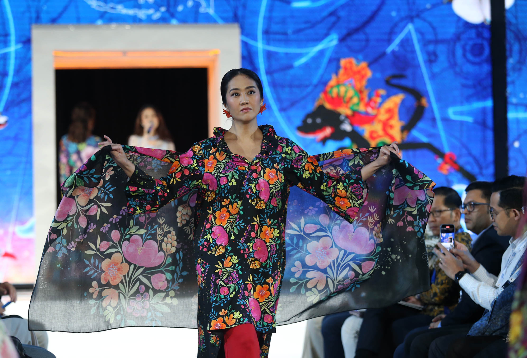 Sejumlah model tengah memamerkan koleksi busana dalam fashion show yang digelar dalam rangka memeriahkan Cotton Day ke 7 di Jakarta, Selasa 26 September 2023. Foto : Panji Asmoro/TrenAsia
