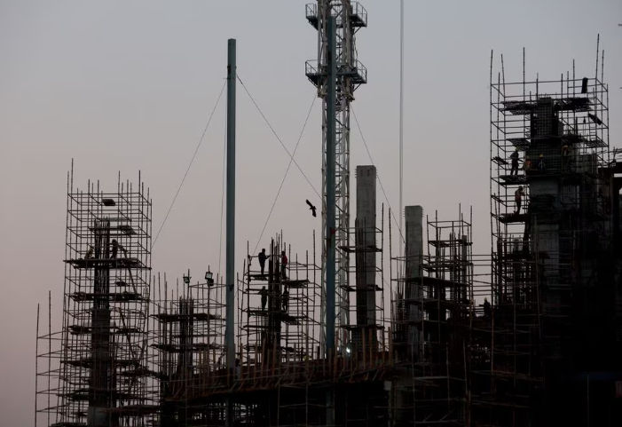 Buruh Bekerja di Lokasi Pembangunan Gedung Komersial di New Delhi