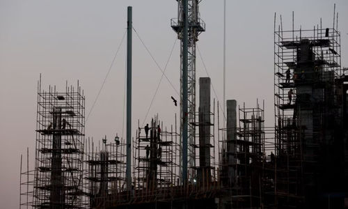 Buruh Bekerja di Lokasi Pembangunan Gedung Komersial di New Delhi