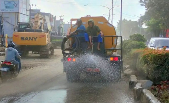 Debu Akibat Proyek Drainase, DPU Lakukan Penyemprotan Jalan MT Haryono, Rabu, 27 September 2023