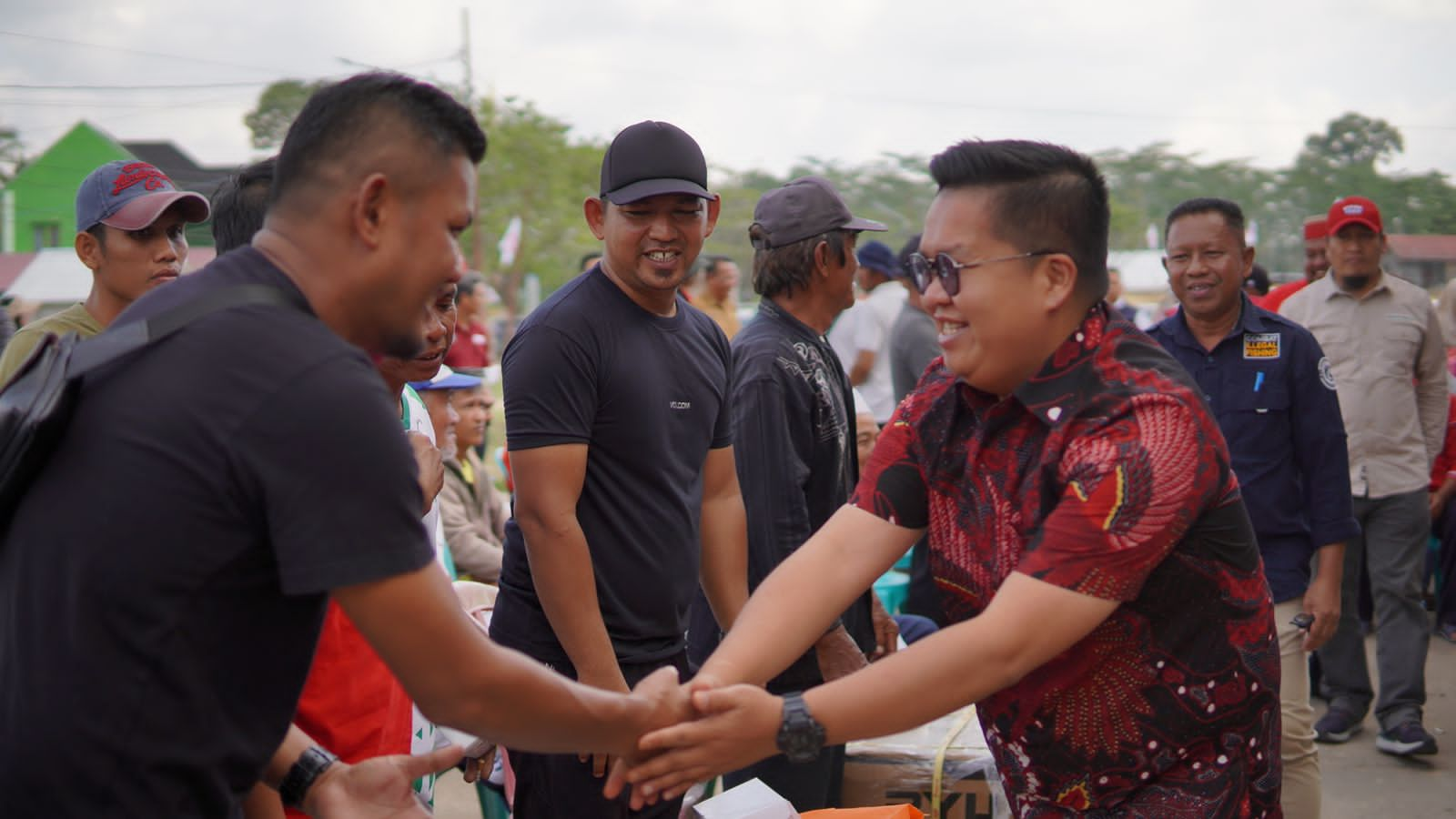 Rendi Solihin Salurkan Bantuan Perikanan di Kecamatan Anggana